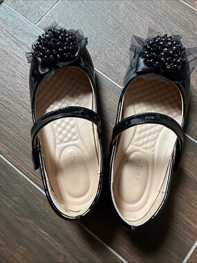 Girls Black Patent Mary Jane Dress Shoes with Beaded Pom Accent